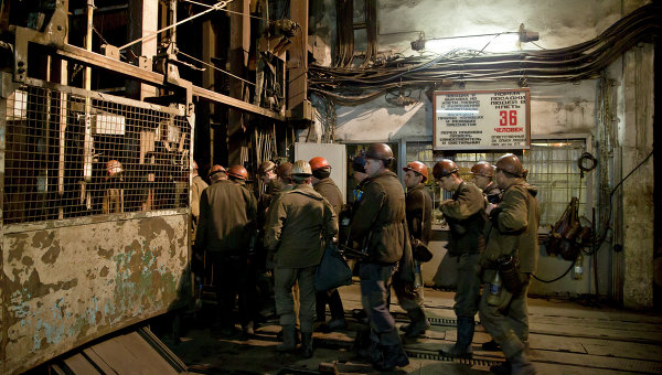 Поднятие тел шахтеров шахты имени Засядько