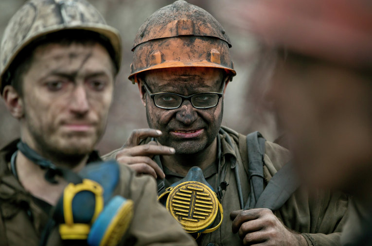 Поднятие тел шахтеров шахты имени Засядько