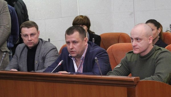 Народные депутаты Борис Филатов и Андрей Денисенко (крайний справа)