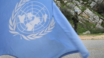 Миротворец на фоне флага ООН. Архивное фото