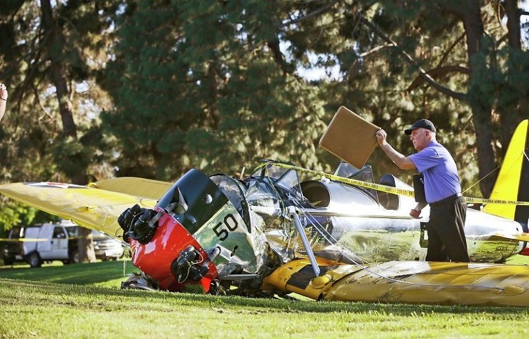 Самолет Харрисона Форда, упавший на поле для гольфа в Лос-Анджелесе