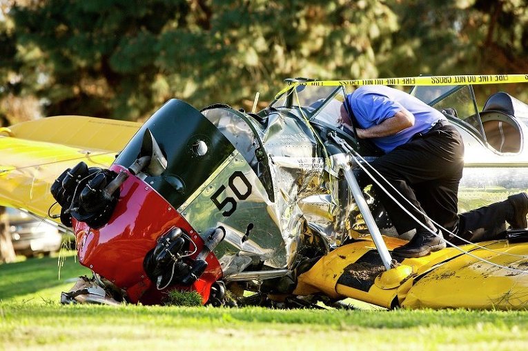 Самолет Харрисона Форда, упавший на поле для гольфа в Лос-Анджелесе