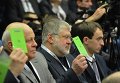 Игорь Коломойский голосует на конгрессе ФФУ