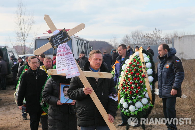 Похороны шахтеров, погибших при взрыве на шахте имени Засядько в Донецке