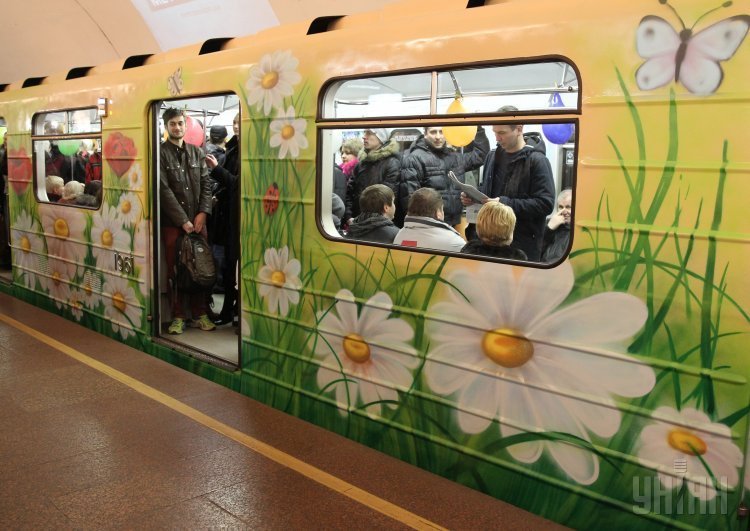 Презентация Вагона цветов накануне Международного женского дня в Киевском метрополитене