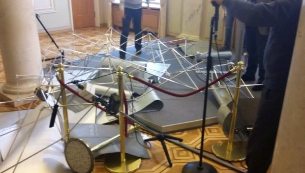 Разгромленный в результате драки депутатов пресс-поинт в здании Верховной Рады