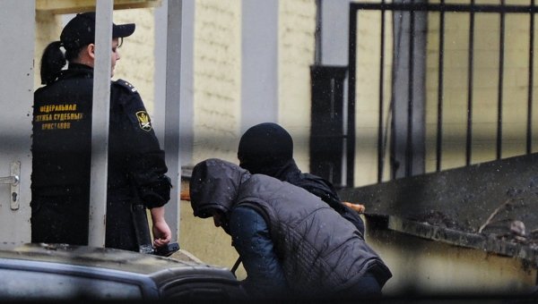 Подозреваемые в убийстве Немцова доставлены в Басманный суд
