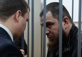 Один из подозреваемых в убийстве политика Бориса Немцова (справа) на заседании Басманного суда в Москве.