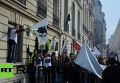 В Париже активисты с бензопилой штурмовали правительственное учреждение. Видео