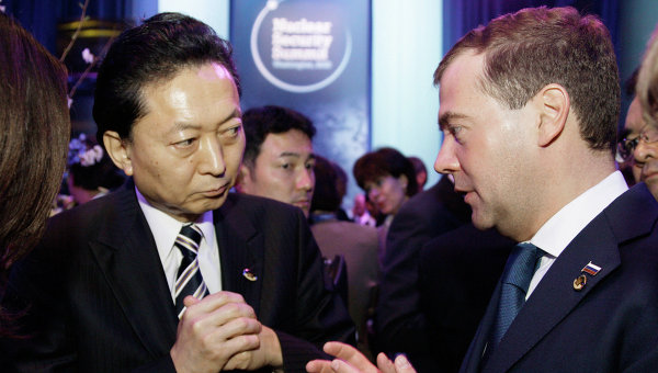 Юкио Хатояма (слева) и Дмитрий Медведев. Архивное фото