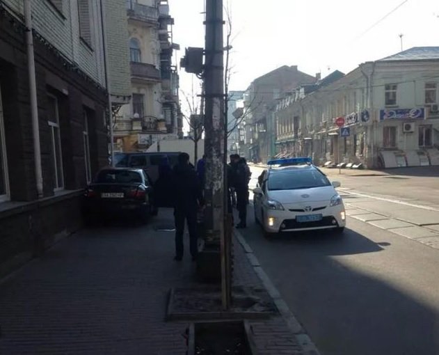 В Киеве Hummer с российскими номерами въехал в витрину магазина