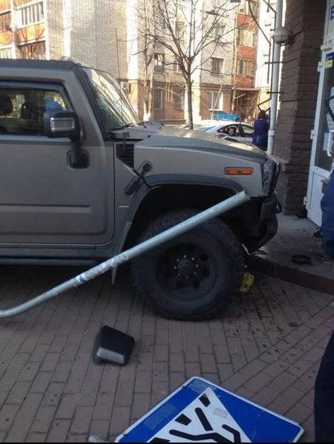В Киеве Hummer с российскими номерами въехал в витрину магазина