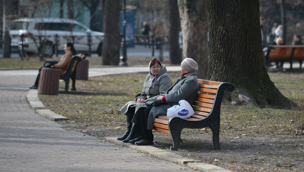 Пенсионеры на скамейке. Архивное фото