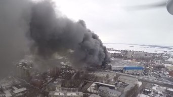 Беспилотник снял пожар в торговом центре в Казани. Видео