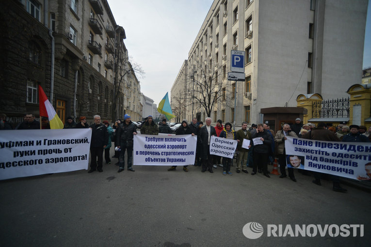 Митинг активистов под зданием Администрации президента с требованием вернуть аэропорт Одесса в собственность города