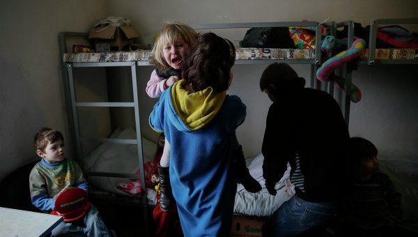 Переселенцы в волонтерском центре Славянска. Архивное фото