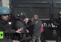 В Милане противники реформ премьер-министра облили полицейских краской
