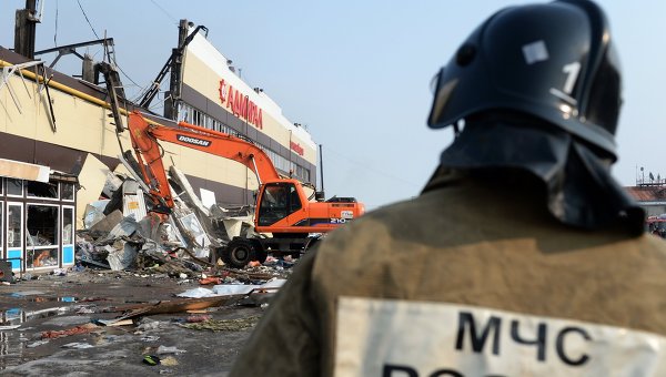 Разбор завалов на месте пожара в казанском торговом центре Адмирал