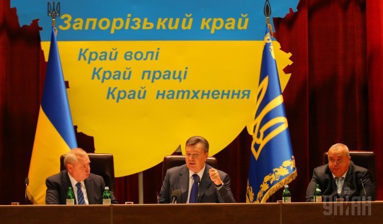 Александр Пеклушенко (слева) и Виктор Янукович (в центре)