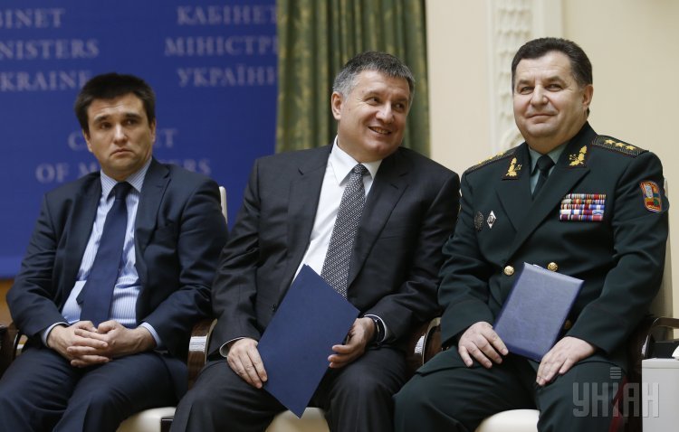 Министр обороны Украины Степан Полторак, министр внутренних дел Украины Арсен Аваков и министр иностранных дел Украины Павел Климкин