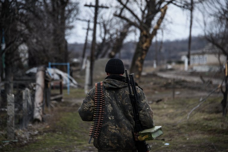 Ополченец в районе Луганска