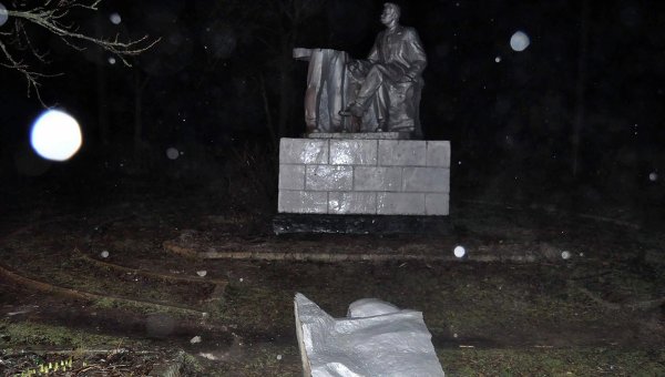 Поваленный памятник Ленину в Запорожской области