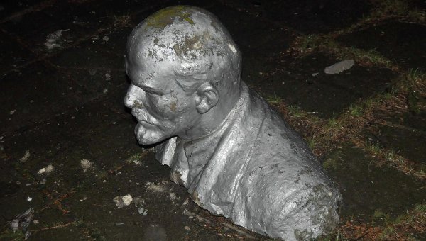 Поваленный памятник Ленину в Запорожской области. Архивное фото