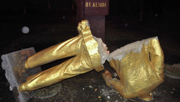 Поваленный памятник Ленину в Запорожской области