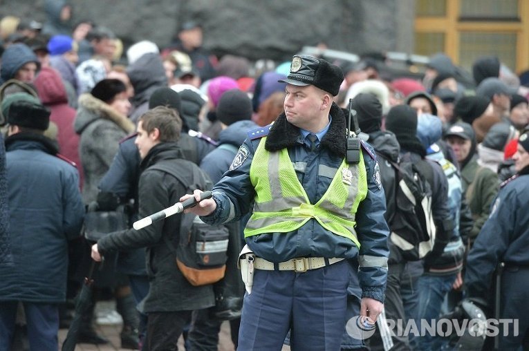 Работник ГАИ во время Марша белых платков в Киеве