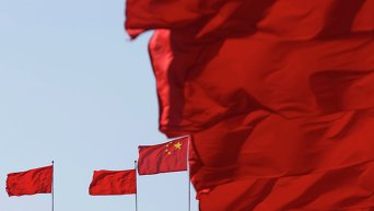 Флаги Китая развиваются на площади Тяньаньмень