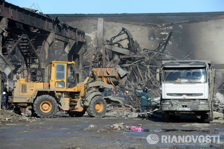 По данным МЧС РФ, в результате пожара погибли не менее 17 человек