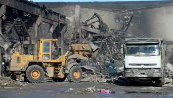 Разбор завалов на месте пожара в казанском торговом центре Адмирал