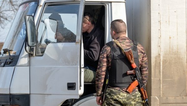 Милиция и Нацгвардия несут службу на блокпосту в Донецкой области