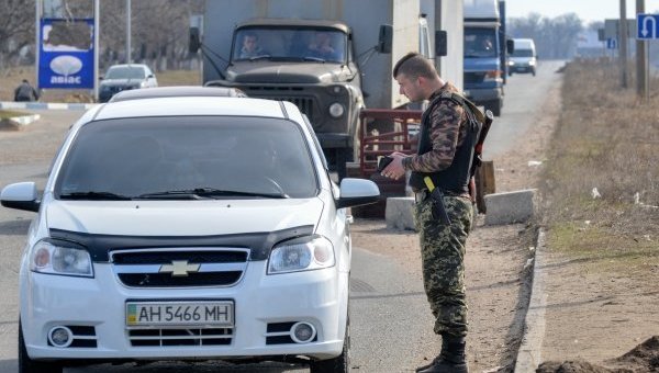 Милиция и Нацгвардия несут службу на блокпосту в Донецкой области. Архивное фото