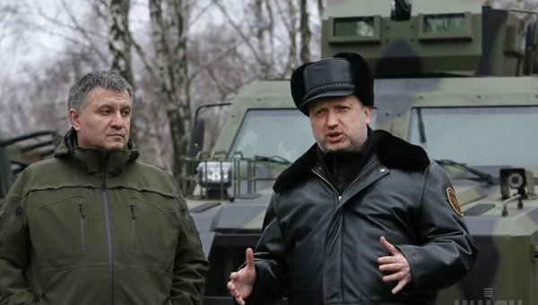 Турчинов и Аваков осмотрели новую военную технику