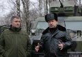 Турчинов и Аваков осмотрели новую военную технику