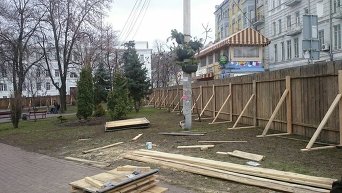Забор вокруг сквера на Контрактовой площади в Киеве