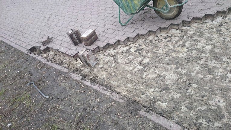 Работы по укладке плитки в сквере на Контрактовой площади в Киеве