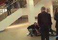 Охранники президента Польши заклеили журналисту рот скотчем. Видео
