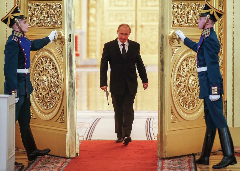 Президент России Владимир Путин входит в зал Кремля, где будет обсуждаться подготовка к празднованию 70-летия победы в ВОВ