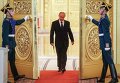 Президент России Владимир Путин входит в зал Кремля, где будет обсуждаться подготовка к празднованию 70-летия победы в ВОВ