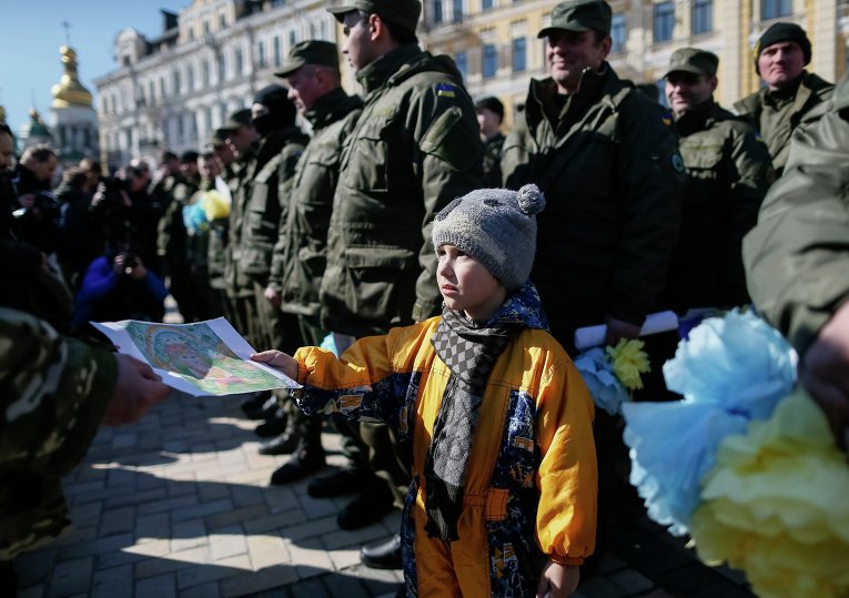 Мальчик дарит свой рисунок бойцу батальона Донбасс
