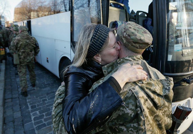 Женщина целует бойца специального батальона МВД Сич