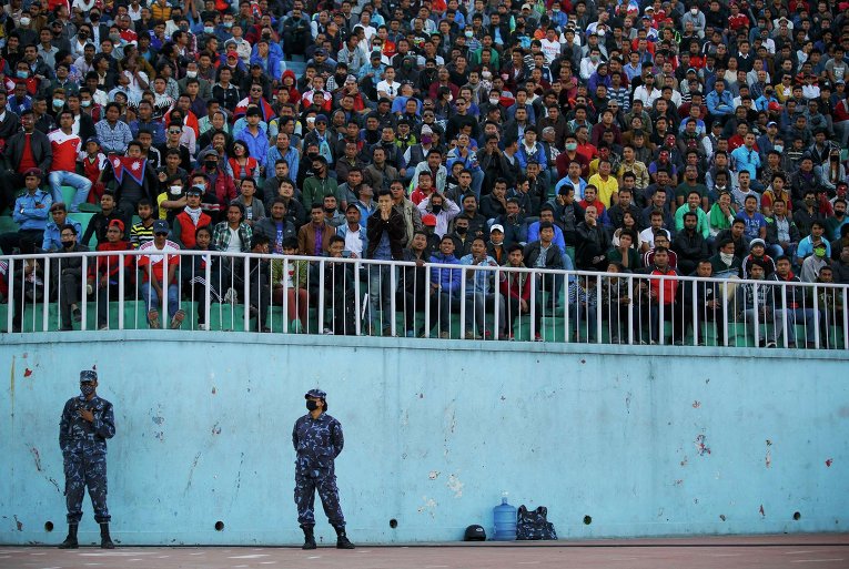 Непальские фанаты следят за футбольным поединком отборочного матча ЧМ - 2018