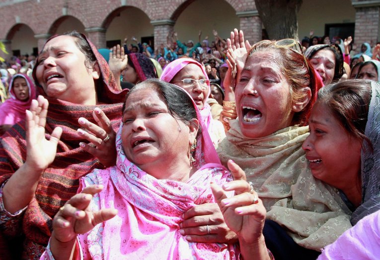 Женщины скорбят о погибших в результате теракта в пакистанском Лахоре