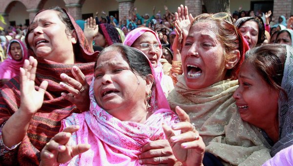Женщины скорбят о погибших в результате теракта в Пакистане. Архивное фото