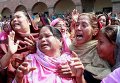 Женщины скорбят о погибших в результате теракта в пакистанском Лахоре