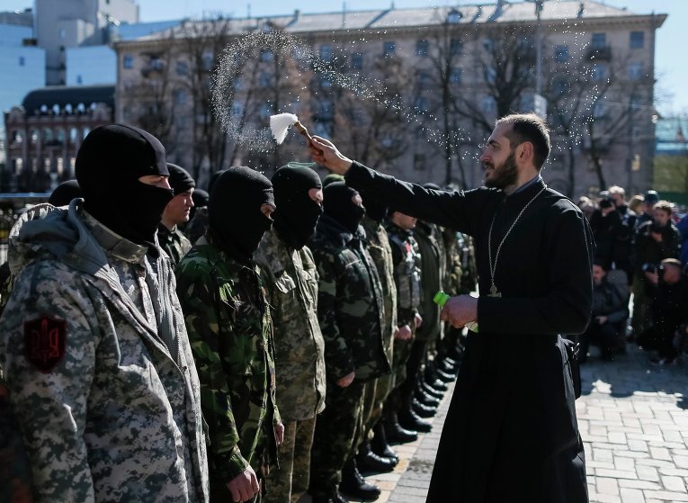 Бойцы батальона ОУН перед отправкой в Донбасс
