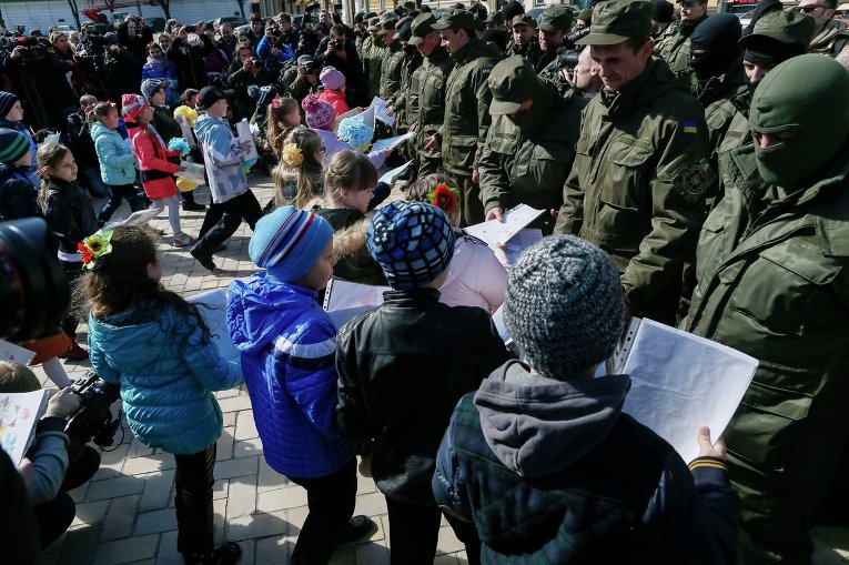 Бойцы батальона Донбасс перед отправкой в зону АТО