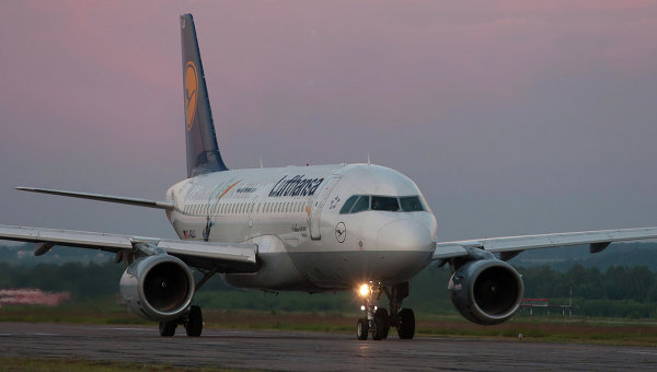 Самолет Airbus A319 авиакомпании Lufthansa. Архивное фото